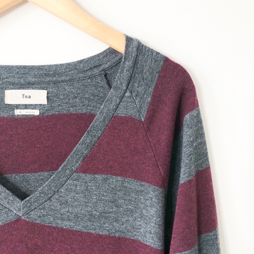 Aritzia TNA Pomona Striped V Neck Oversized Soft Casual T Shirt Rolled Sleeve XS - Picture 4 of 16
